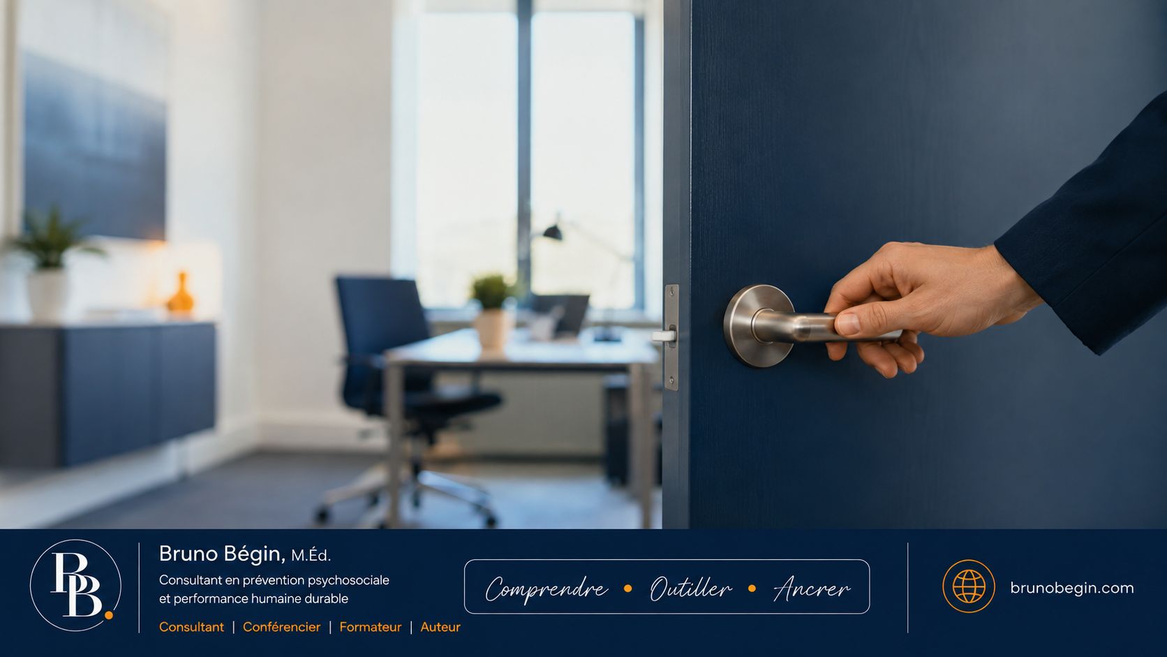 Une main posée avec calme sur la poignée d'une porte entrouverte sur un bureau lumineux, image du refus qui ferme sans claquer