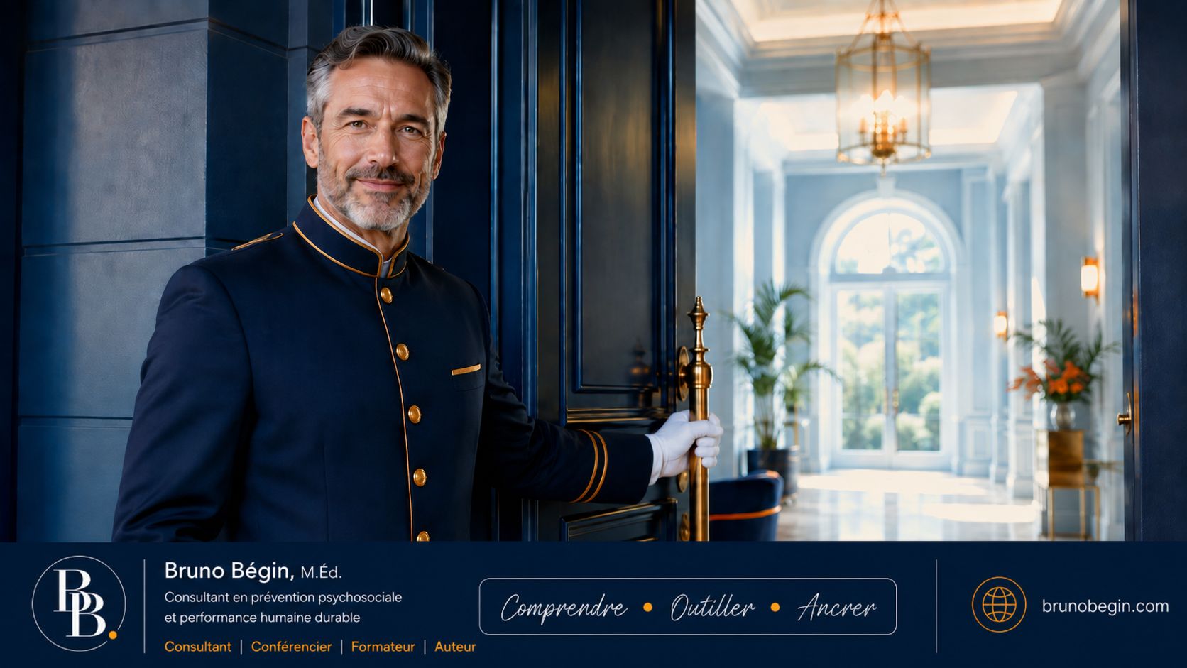 Un portier en uniforme navy et gants blancs tient la porte d'un hall lumineux, la main posée avec calme sur la poignée, image des limites saines qui décident qui entre.
